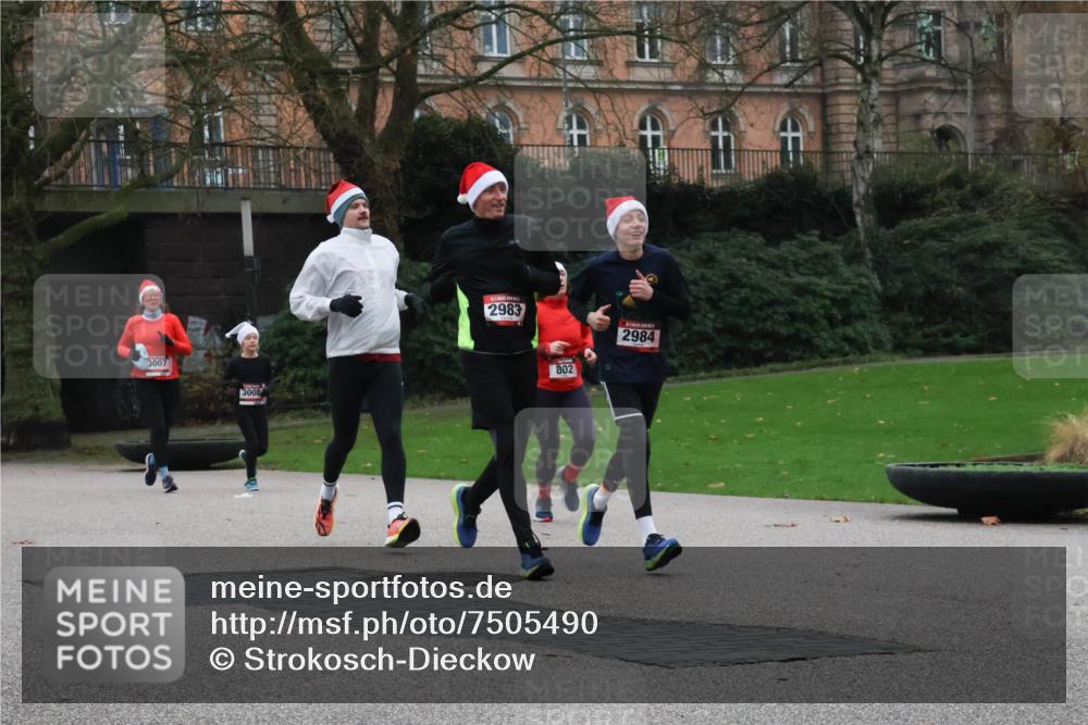 08.12.2024 - St. Pauli X-Mass-Run No. 14 Strokosch-Dieckow http://msf.ph/oto/7505490 08.12.2024 09:40:24 Laufen 3007, 3008, 2983, 802, 2984 meine-sportfotos.de