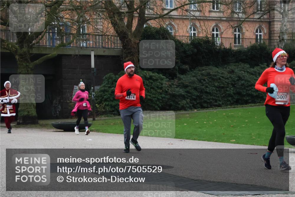 08.12.2024 - St. Pauli X-Mass-Run No. 14 Strokosch-Dieckow http://msf.ph/oto/7505529 08.12.2024 09:40:28 Laufen 1393, 29, 1874, 3007, 3007 meine-sportfotos.de
