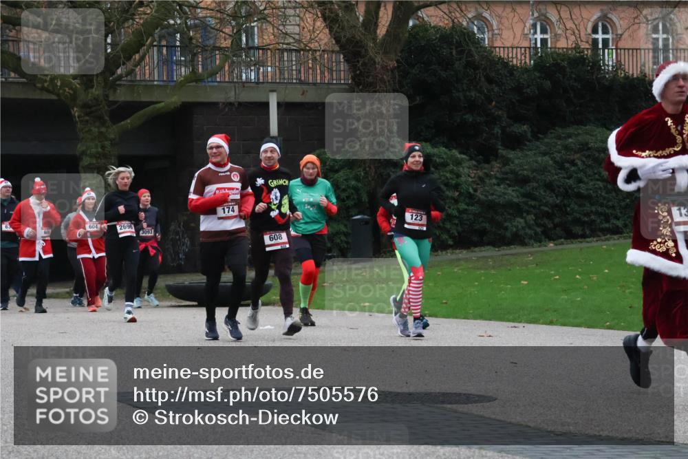 08.12.2024 - St. Pauli X-Mass-Run No. 14 Strokosch-Dieckow http://msf.ph/oto/7505576 08.12.2024 09:40:34 Laufen 604, 2696, 3093, 174, 123, 123, 608, 13 meine-sportfotos.de