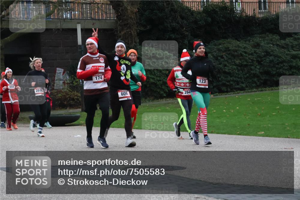08.12.2024 - St. Pauli X-Mass-Run No. 14 Strokosch-Dieckow http://msf.ph/oto/7505583 08.12.2024 09:40:35 Laufen 604, 2696, 3, 174, 608, 294, 123, 123 meine-sportfotos.de
