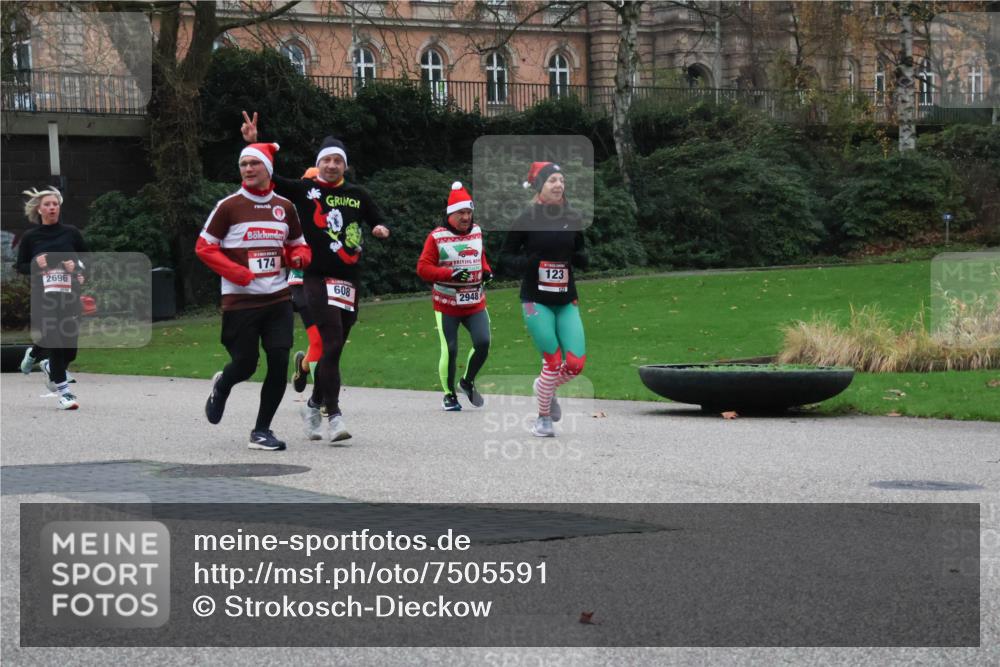 08.12.2024 - St. Pauli X-Mass-Run No. 14 Strokosch-Dieckow http://msf.ph/oto/7505591 08.12.2024 09:40:35 Laufen 2696, 174, 608, 2948, 123, 123 meine-sportfotos.de