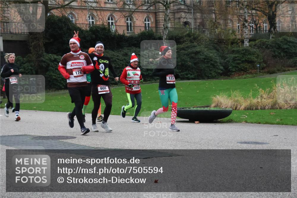 08.12.2024 - St. Pauli X-Mass-Run No. 14 Strokosch-Dieckow http://msf.ph/oto/7505594 08.12.2024 09:40:36 Laufen 174, 2696, 123, 608, 2948 meine-sportfotos.de