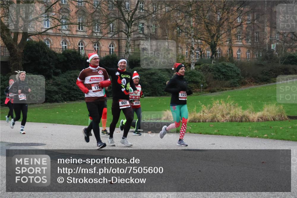 08.12.2024 - St. Pauli X-Mass-Run No. 14 Strokosch-Dieckow http://msf.ph/oto/7505600 08.12.2024 09:40:36 Laufen 3093, 2696, 174, 608, 2948, 123 meine-sportfotos.de