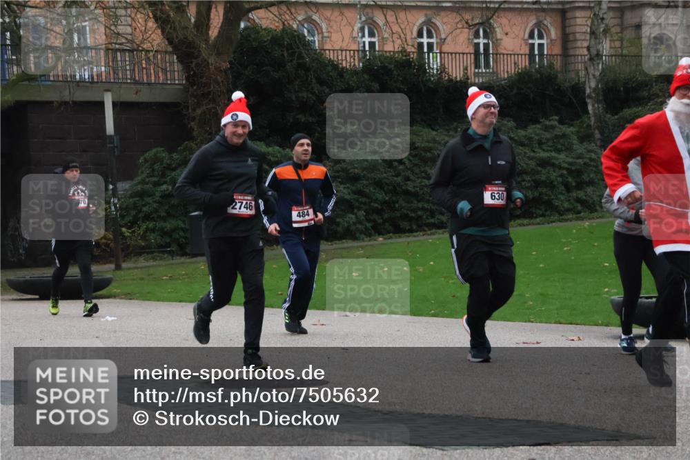 08.12.2024 - St. Pauli X-Mass-Run No. 14 Strokosch-Dieckow http://msf.ph/oto/7505632 08.12.2024 09:40:40 Laufen 70, 2746, 484, 630 meine-sportfotos.de