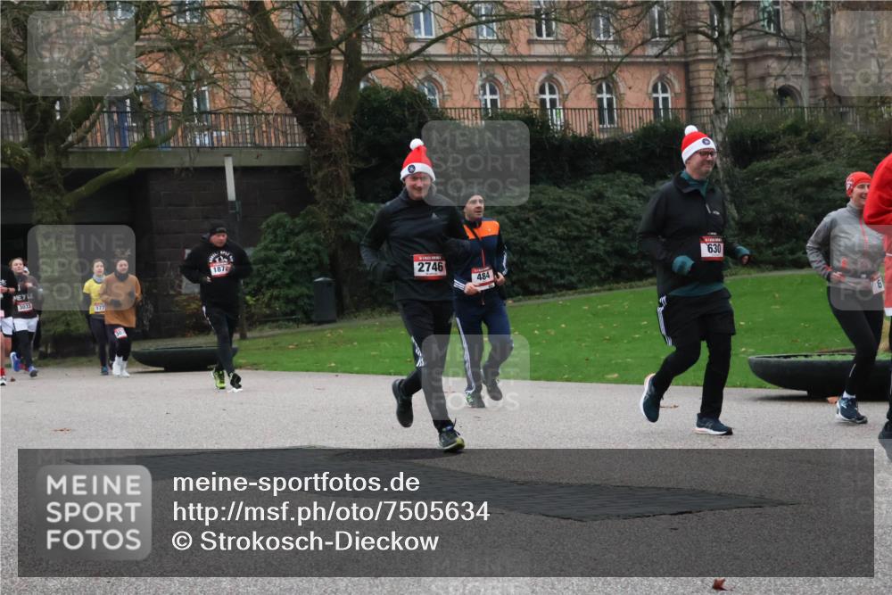 08.12.2024 - St. Pauli X-Mass-Run No. 14 Strokosch-Dieckow http://msf.ph/oto/7505634 08.12.2024 09:40:41 Laufen 3033, 177, 187, 2746, 484, 630, 6 meine-sportfotos.de