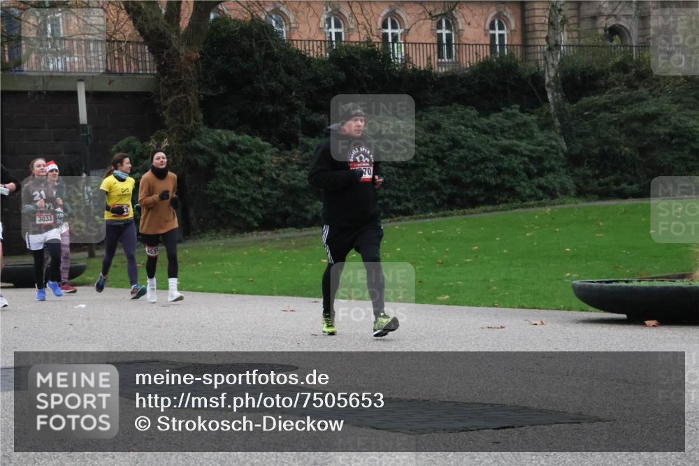 08.12.2024 - St. Pauli X-Mass-Run No. 14 Strokosch-Dieckow http://msf.ph/oto/7505653 08.12.2024 09:40:43 Laufen 3033, 303, 70 meine-sportfotos.de