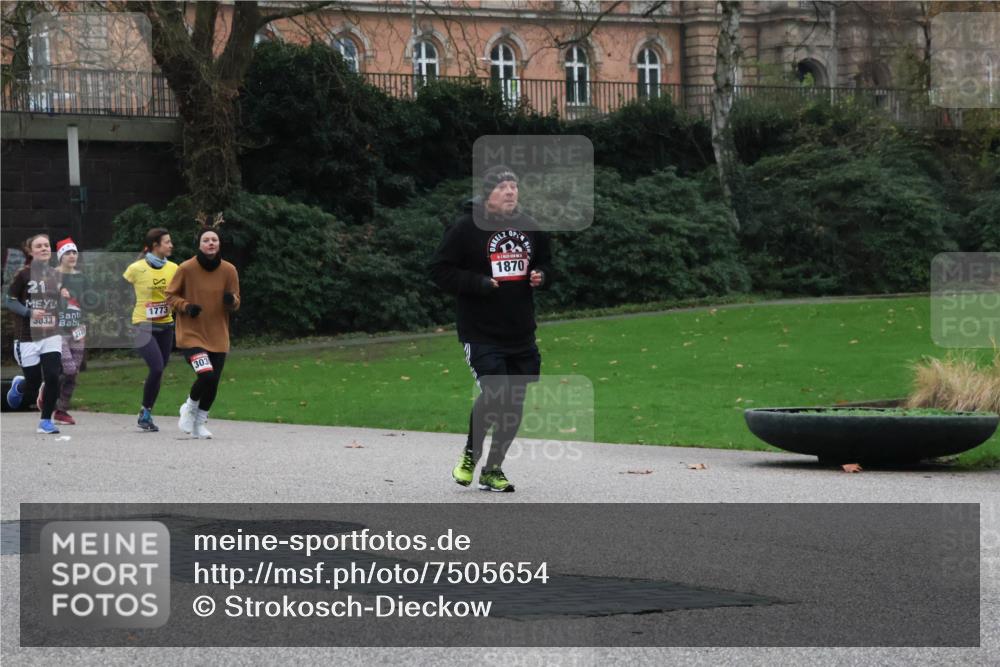08.12.2024 - St. Pauli X-Mass-Run No. 14 Strokosch-Dieckow http://msf.ph/oto/7505654 08.12.2024 09:40:44 Laufen 21, 3033, 273, 1773, 1870, 303 meine-sportfotos.de