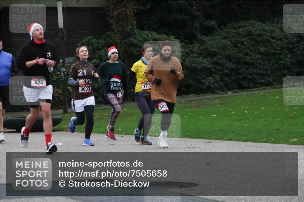08.12.2024 - St. Pauli X-Mass-Run No. 14 Strokosch-Dieckow http://msf.ph/oto/7505658 08.12.2024 09:40:44 Laufen 624, 21, 3033, 1773, 2739, 303 meine-sportfotos.de