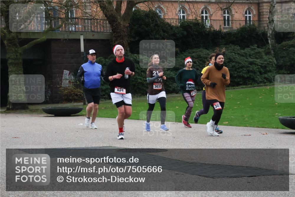 08.12.2024 - St. Pauli X-Mass-Run No. 14 Strokosch-Dieckow http://msf.ph/oto/7505666 08.12.2024 09:40:46 Laufen 21, 3033, 624, 2739, 303 meine-sportfotos.de