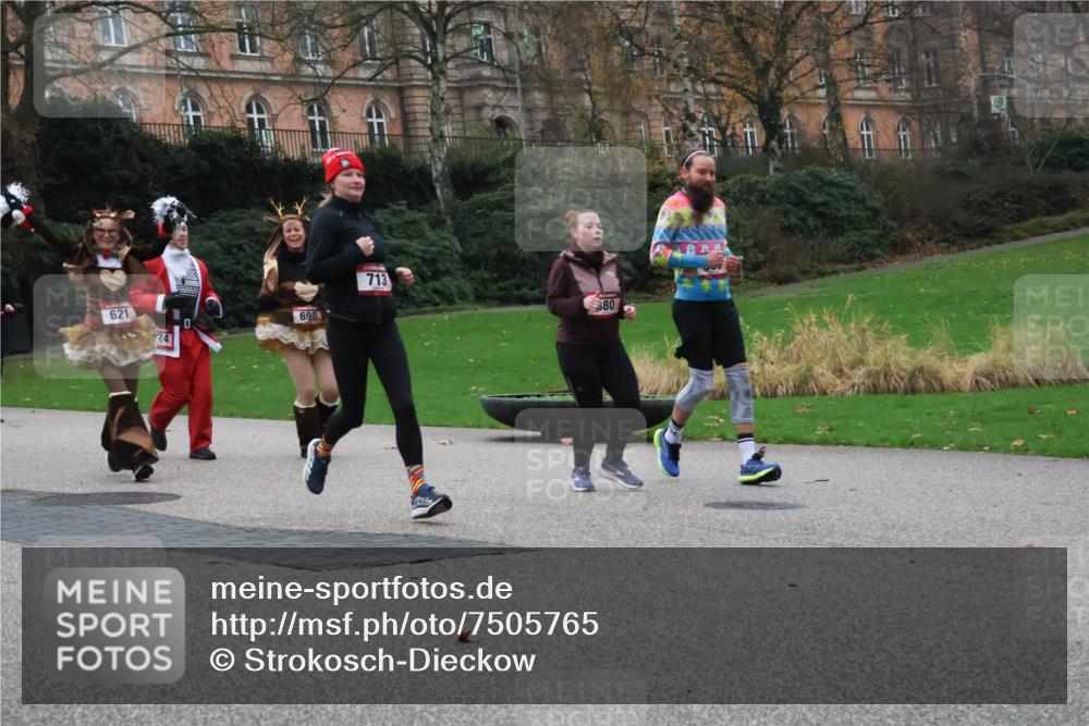 08.12.2024 - St. Pauli X-Mass-Run No. 14 Strokosch-Dieckow http://msf.ph/oto/7505765 08.12.2024 09:41:03 Laufen 621, 24, 28999, 698, 713, 80 meine-sportfotos.de