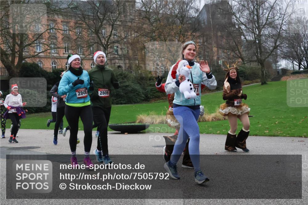08.12.2024 - St. Pauli X-Mass-Run No. 14 Strokosch-Dieckow http://msf.ph/oto/7505792 08.12.2024 09:41:06 Laufen 2808, 2809, 71, 698 meine-sportfotos.de