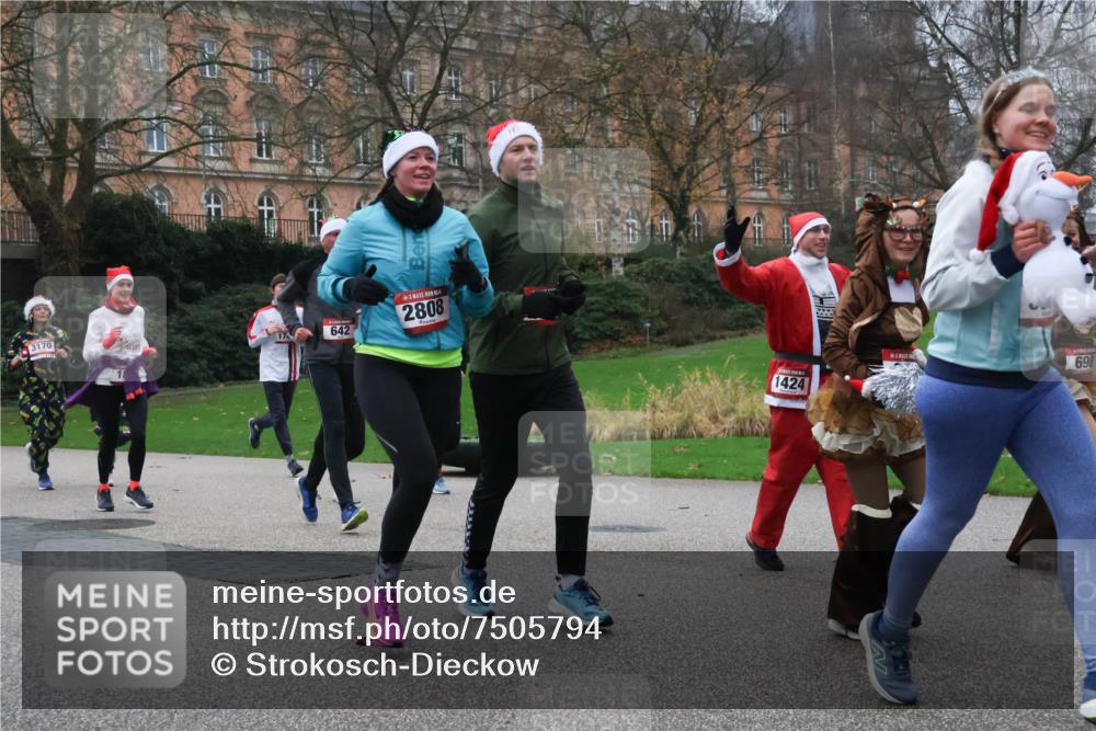 08.12.2024 - St. Pauli X-Mass-Run No. 14 Strokosch-Dieckow http://msf.ph/oto/7505794 08.12.2024 09:41:07 Laufen 3170, 642, 2808, 1424, 698 meine-sportfotos.de