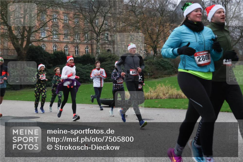 08.12.2024 - St. Pauli X-Mass-Run No. 14 Strokosch-Dieckow http://msf.ph/oto/7505800 08.12.2024 09:41:07 Laufen 09, 2334, 642, 71, 2808, 200 meine-sportfotos.de