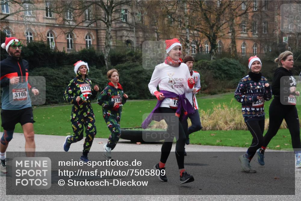 08.12.2024 - St. Pauli X-Mass-Run No. 14 Strokosch-Dieckow http://msf.ph/oto/7505809 08.12.2024 09:41:08 Laufen 3109, 3170, 3172, 172, 18, 334, 2371 meine-sportfotos.de
