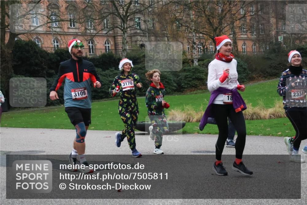 08.12.2024 - St. Pauli X-Mass-Run No. 14 Strokosch-Dieckow http://msf.ph/oto/7505811 08.12.2024 09:41:09 Laufen 3109, 3170, 3170, 317, 18, 2334 meine-sportfotos.de