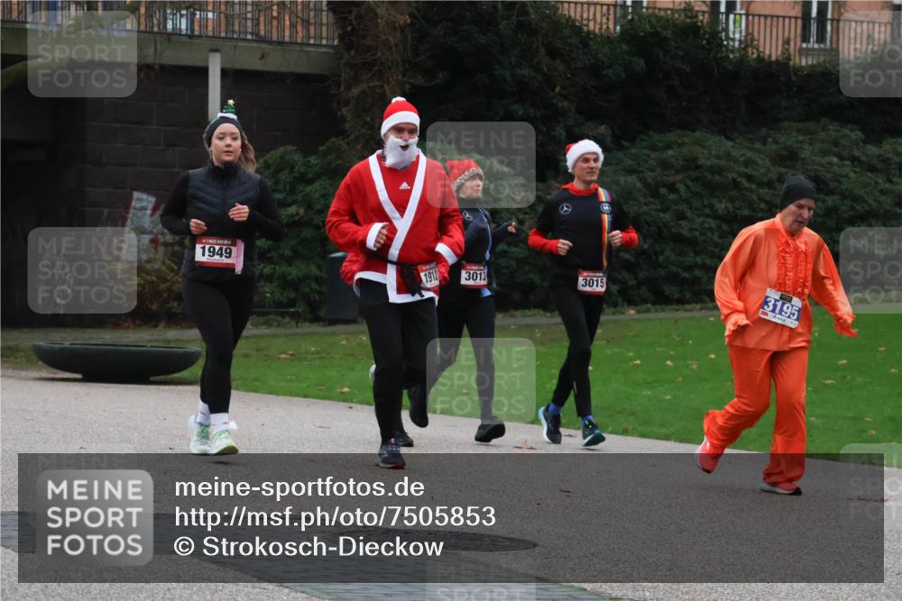 08.12.2024 - St. Pauli X-Mass-Run No. 14 Strokosch-Dieckow http://msf.ph/oto/7505853 08.12.2024 09:41:13 Laufen 1949, 1912, 3013, 3015, 3195 meine-sportfotos.de