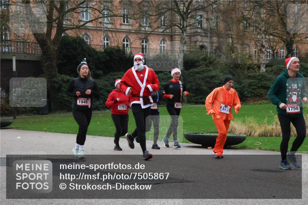 08.12.2024 - St. Pauli X-Mass-Run No. 14 Strokosch-Dieckow http://msf.ph/oto/7505867 08.12.2024 09:41:15 Laufen 1949, 1751, 3013, 3015, 3195, 1750 meine-sportfotos.de