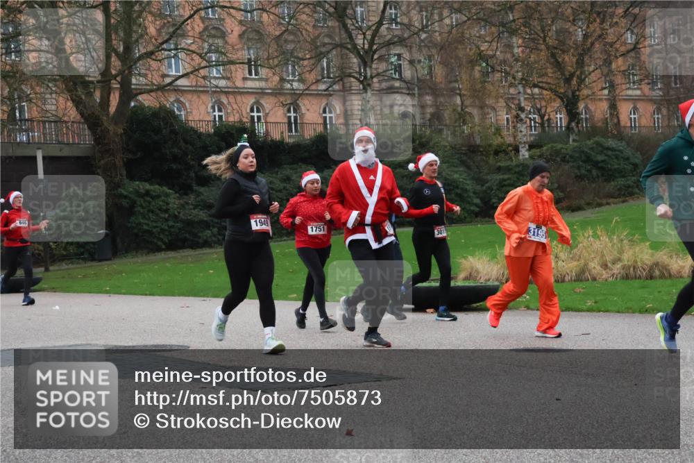 08.12.2024 - St. Pauli X-Mass-Run No. 14 Strokosch-Dieckow http://msf.ph/oto/7505873 08.12.2024 09:41:15 Laufen 946, 1949, 1751, 301, 3195 meine-sportfotos.de