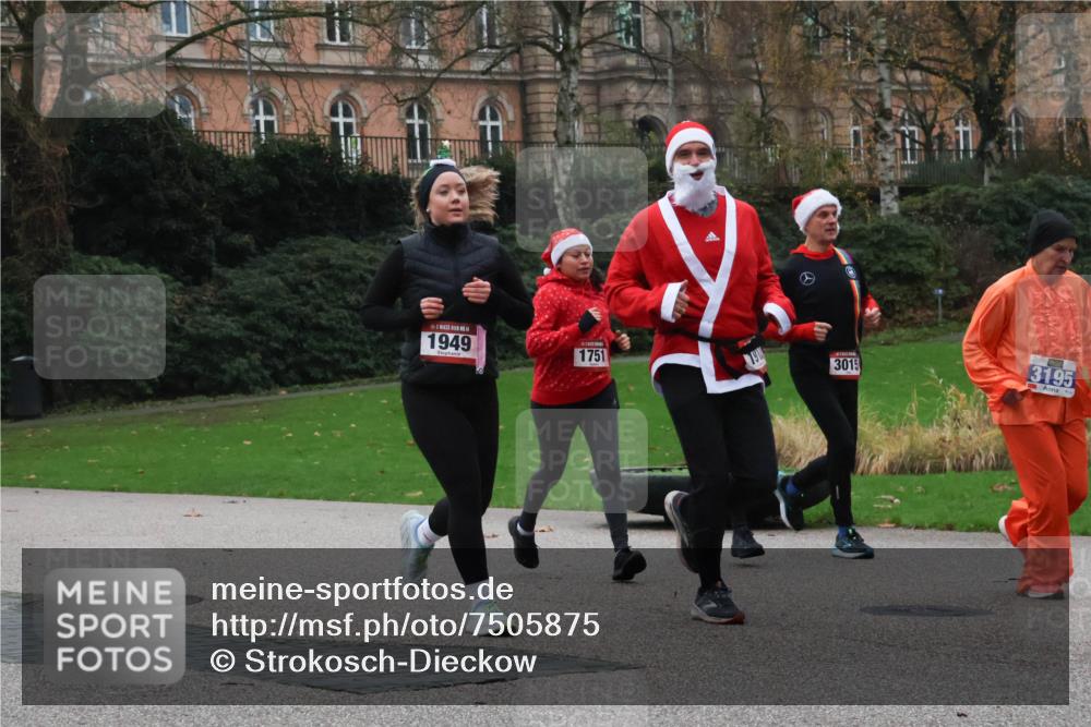 08.12.2024 - St. Pauli X-Mass-Run No. 14 Strokosch-Dieckow http://msf.ph/oto/7505875 08.12.2024 09:41:16 Laufen 1949, 1751, 1918, 3015, 3195 meine-sportfotos.de