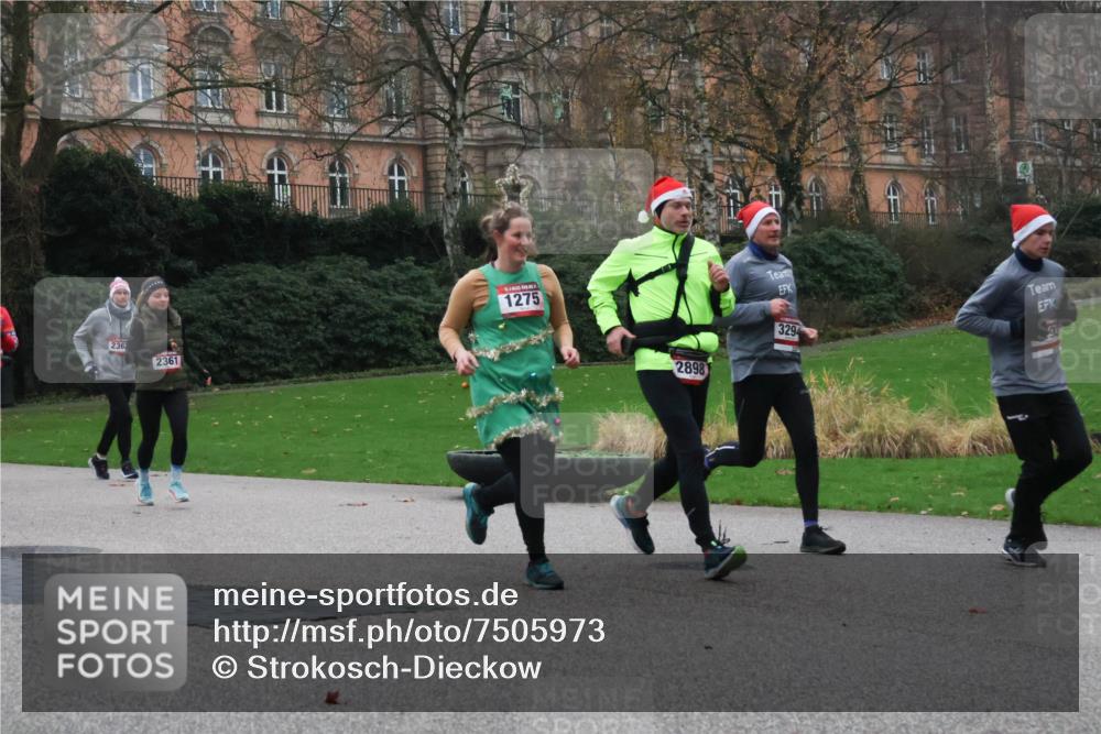 08.12.2024 - St. Pauli X-Mass-Run No. 14 Strokosch-Dieckow http://msf.ph/oto/7505973 08.12.2024 09:41:33 Laufen 236, 2361, 1275, 2898, 3294 meine-sportfotos.de