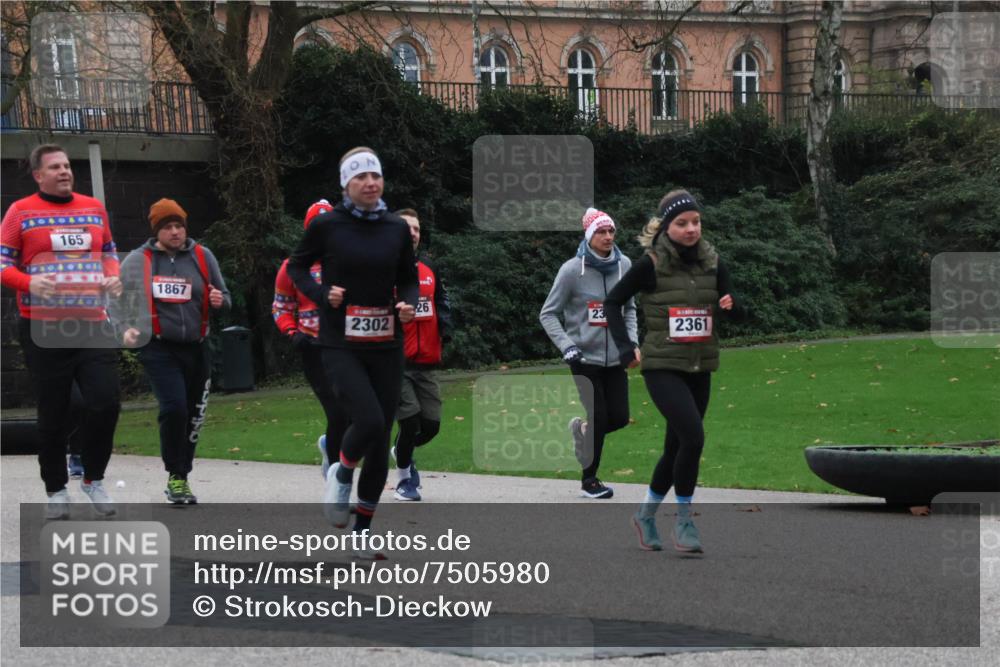 08.12.2024 - St. Pauli X-Mass-Run No. 14 Strokosch-Dieckow http://msf.ph/oto/7505980 08.12.2024 09:41:34 Laufen 165, 1867, 2302, 26, 23, 2361 meine-sportfotos.de