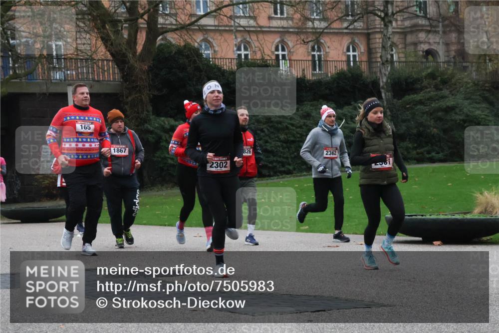 08.12.2024 - St. Pauli X-Mass-Run No. 14 Strokosch-Dieckow http://msf.ph/oto/7505983 08.12.2024 09:41:35 Laufen 165, 1867, 2302, 826, 2362 meine-sportfotos.de
