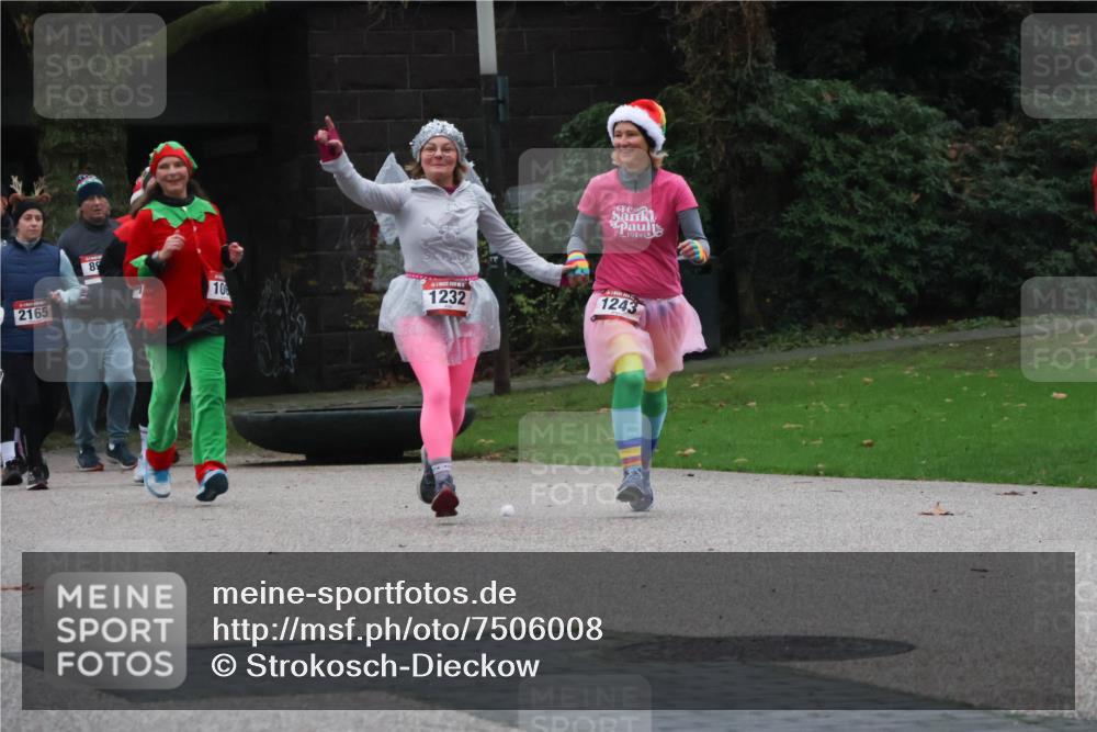08.12.2024 - St. Pauli X-Mass-Run No. 14 Strokosch-Dieckow http://msf.ph/oto/7506008 08.12.2024 09:41:38 Laufen 2165, 89, 10, 1232, 1910, 1243 meine-sportfotos.de