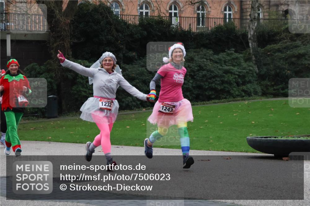 08.12.2024 - St. Pauli X-Mass-Run No. 14 Strokosch-Dieckow http://msf.ph/oto/7506023 08.12.2024 09:41:39 Laufen 10, 1918, 1232, 1243 meine-sportfotos.de