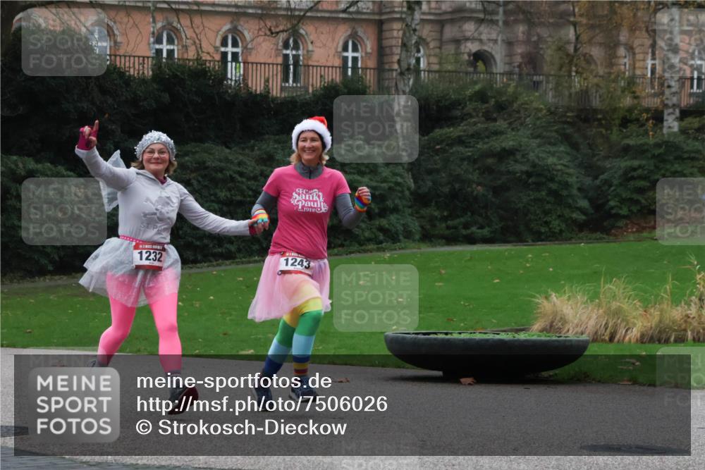 08.12.2024 - St. Pauli X-Mass-Run No. 14 Strokosch-Dieckow http://msf.ph/oto/7506026 08.12.2024 09:41:40 Laufen 1232, 1919, 1243 meine-sportfotos.de