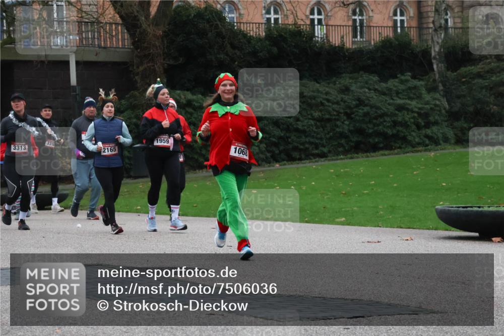 08.12.2024 - St. Pauli X-Mass-Run No. 14 Strokosch-Dieckow http://msf.ph/oto/7506036 08.12.2024 09:41:41 Laufen 1959, 331, 3313, 2165, 1068 meine-sportfotos.de