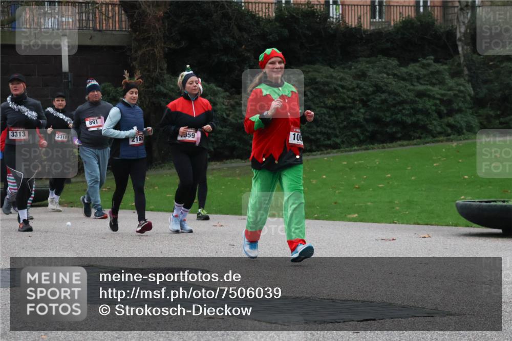 08.12.2024 - St. Pauli X-Mass-Run No. 14 Strokosch-Dieckow http://msf.ph/oto/7506039 08.12.2024 09:41:41 Laufen 3313, 3318, 891, 2165, 106, 59 meine-sportfotos.de