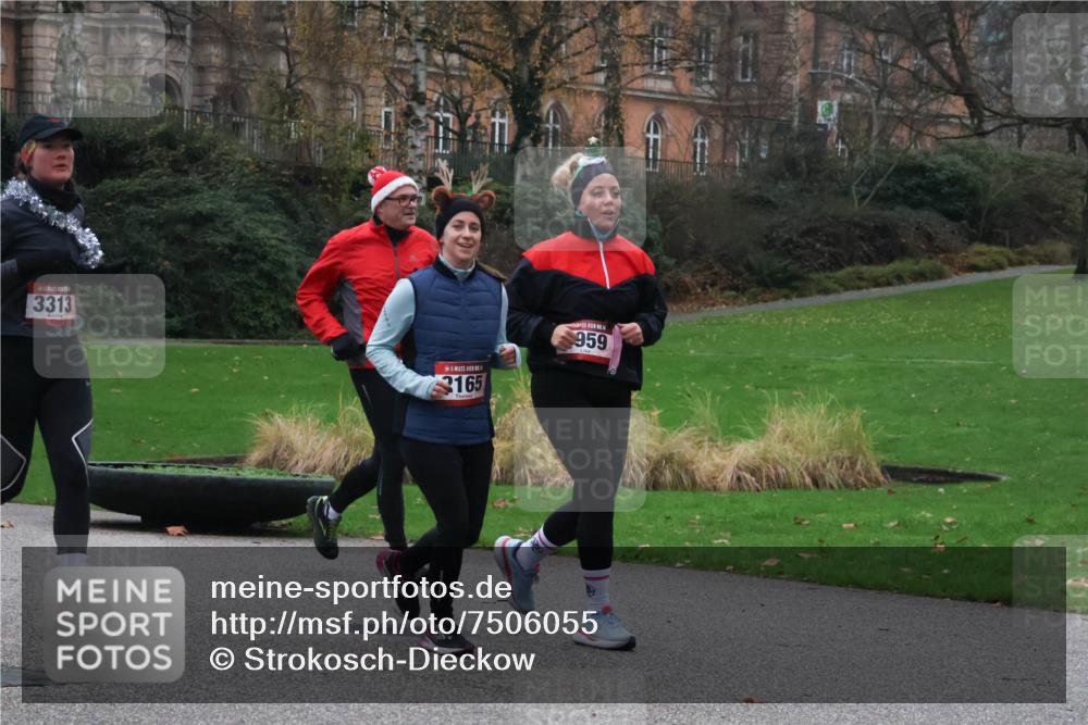 08.12.2024 - St. Pauli X-Mass-Run No. 14 Strokosch-Dieckow http://msf.ph/oto/7506055 08.12.2024 09:41:45 Laufen 3313, 3165, 959 meine-sportfotos.de