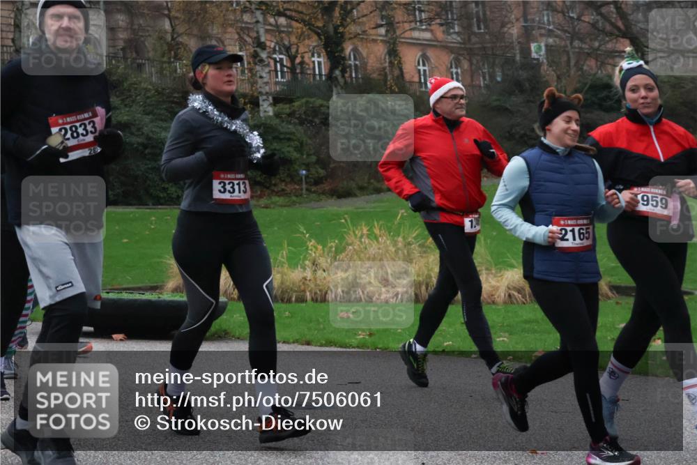 08.12.2024 - St. Pauli X-Mass-Run No. 14 Strokosch-Dieckow http://msf.ph/oto/7506061 08.12.2024 09:41:45 Laufen 2833, 3313, 2165, 959 meine-sportfotos.de