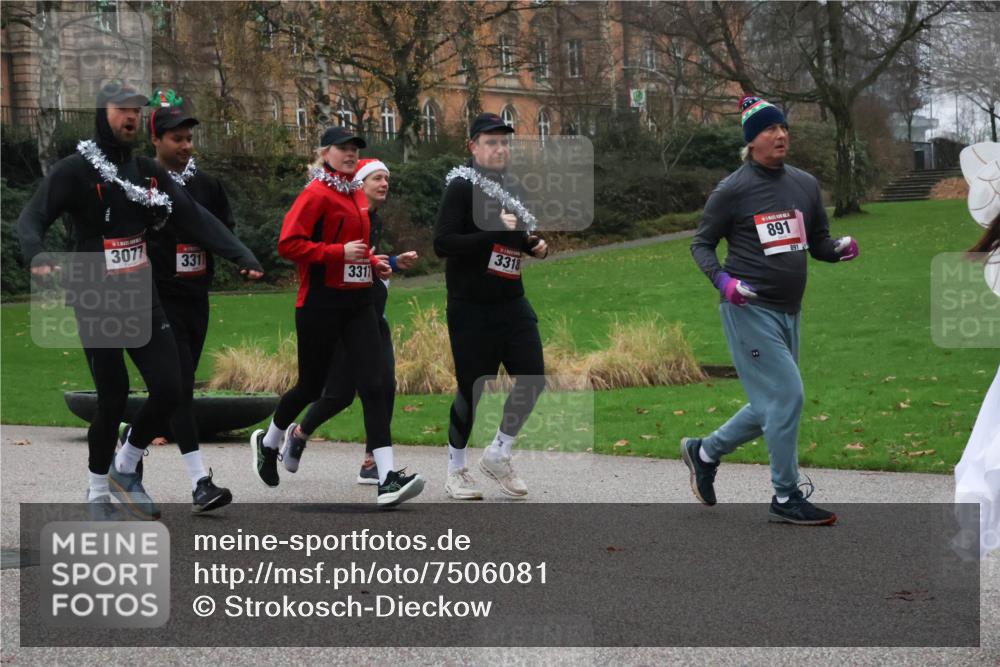 08.12.2024 - St. Pauli X-Mass-Run No. 14 Strokosch-Dieckow http://msf.ph/oto/7506081 08.12.2024 09:41:48 Laufen 3077, 3311, 3311, 3318, 891, 891 meine-sportfotos.de