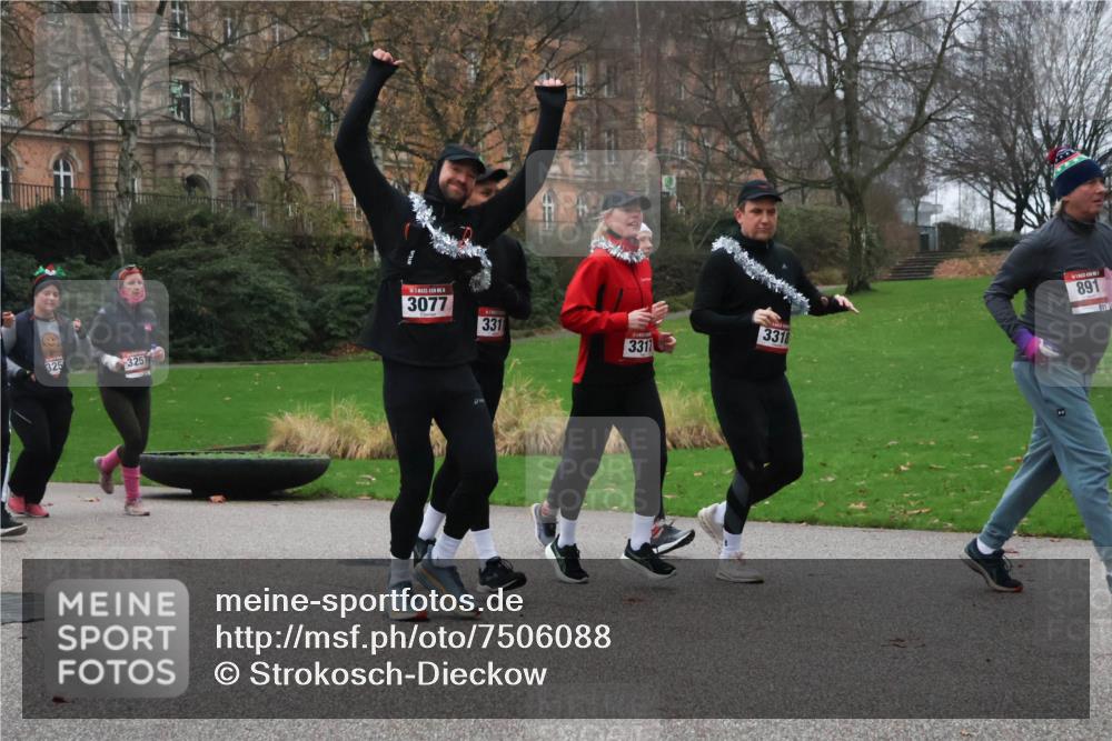 08.12.2024 - St. Pauli X-Mass-Run No. 14 Strokosch-Dieckow http://msf.ph/oto/7506088 08.12.2024 09:41:48 Laufen 325, 3257, 3077, 331, 3311, 3318, 891, 891 meine-sportfotos.de