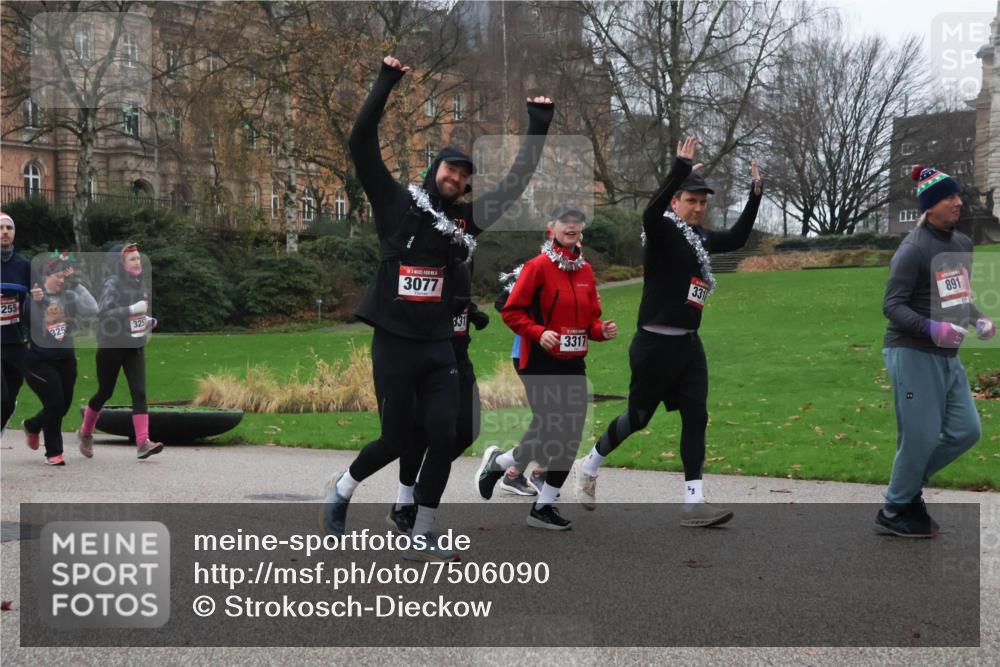 08.12.2024 - St. Pauli X-Mass-Run No. 14 Strokosch-Dieckow http://msf.ph/oto/7506090 08.12.2024 09:41:49 Laufen 255, 325, 325, 3077, 331, 3317, 331, 891 meine-sportfotos.de