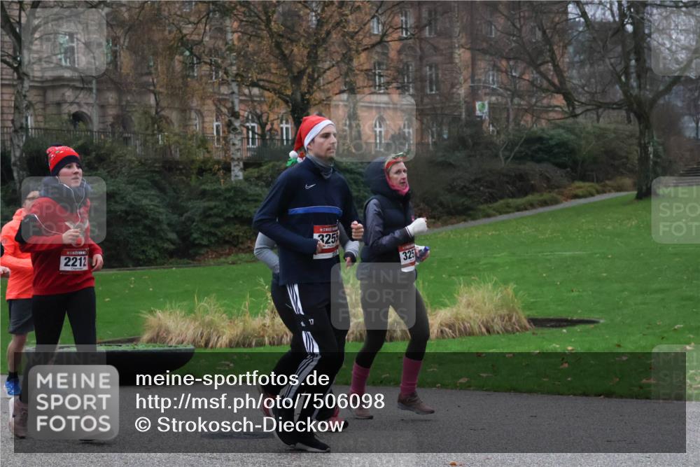 08.12.2024 - St. Pauli X-Mass-Run No. 14 Strokosch-Dieckow http://msf.ph/oto/7506098 08.12.2024 09:41:50 Laufen 2212, 3255, 325 meine-sportfotos.de