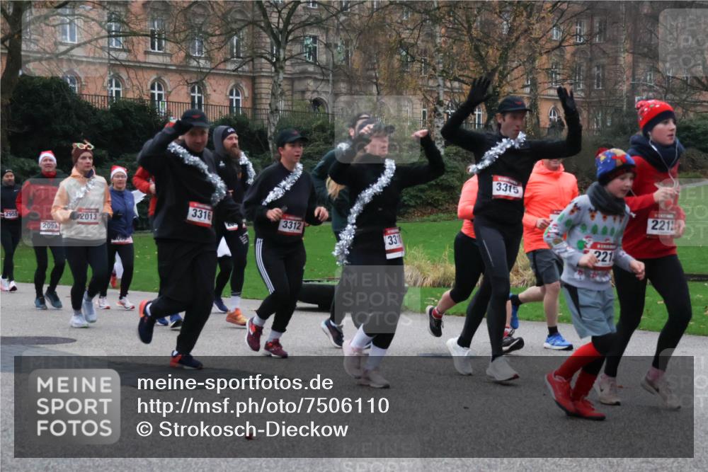 08.12.2024 - St. Pauli X-Mass-Run No. 14 Strokosch-Dieckow http://msf.ph/oto/7506110 08.12.2024 09:41:51 Laufen 2955, 3316, 2013, 3312, 2093, 3310, 3315, 221, 2212 meine-sportfotos.de