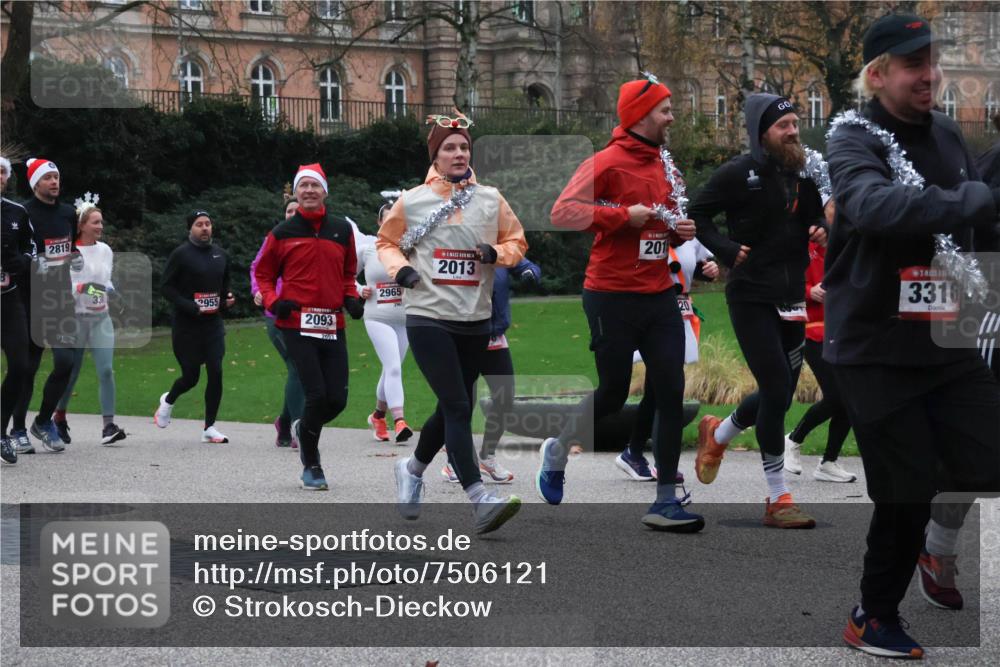 08.12.2024 - St. Pauli X-Mass-Run No. 14 Strokosch-Dieckow http://msf.ph/oto/7506121 08.12.2024 09:41:53 Laufen 2819, 2955, 2093, 2003, 2965, 2013, 201, 20, 3316 meine-sportfotos.de