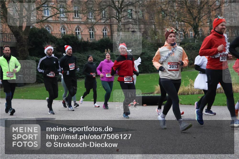 08.12.2024 - St. Pauli X-Mass-Run No. 14 Strokosch-Dieckow http://msf.ph/oto/7506127 08.12.2024 09:41:53 Laufen 678, 620, 2819, 281, 2093, 2003, 2013, 201 meine-sportfotos.de
