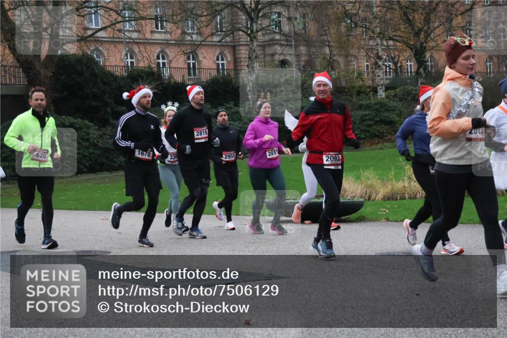 08.12.2024 - St. Pauli X-Mass-Run No. 14 Strokosch-Dieckow http://msf.ph/oto/7506129 08.12.2024 09:41:54 Laufen 1678, 620, 330, 2819, 2955, 2817, 2093, 2013 meine-sportfotos.de