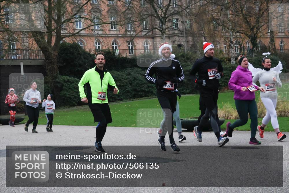 08.12.2024 - St. Pauli X-Mass-Run No. 14 Strokosch-Dieckow http://msf.ph/oto/7506135 08.12.2024 09:41:55 Laufen 2058, 3057, 620, 678, 2, 2819, 281, 2965 meine-sportfotos.de