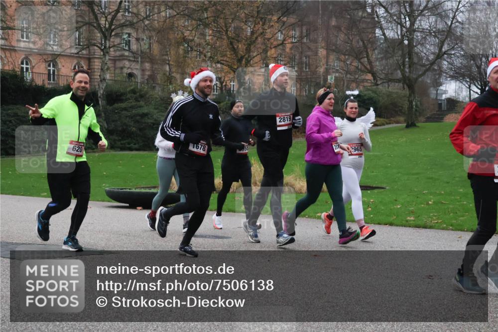 08.12.2024 - St. Pauli X-Mass-Run No. 14 Strokosch-Dieckow http://msf.ph/oto/7506138 08.12.2024 09:41:55 Laufen 620, 1678, 2819, 11, 281, 2965, 2965 meine-sportfotos.de