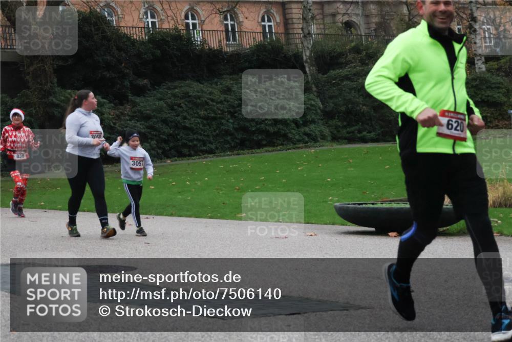 08.12.2024 - St. Pauli X-Mass-Run No. 14 Strokosch-Dieckow http://msf.ph/oto/7506140 08.12.2024 09:41:56 Laufen 838, 3058, 3057, 620 meine-sportfotos.de