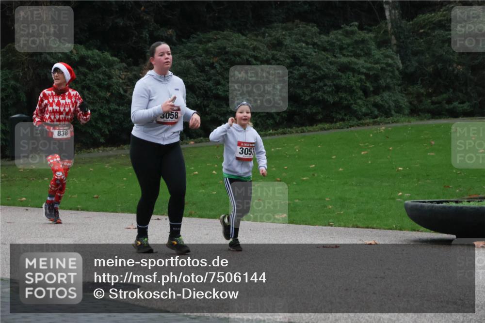 08.12.2024 - St. Pauli X-Mass-Run No. 14 Strokosch-Dieckow http://msf.ph/oto/7506144 08.12.2024 09:41:57 Laufen 838, 3058, 3057 meine-sportfotos.de