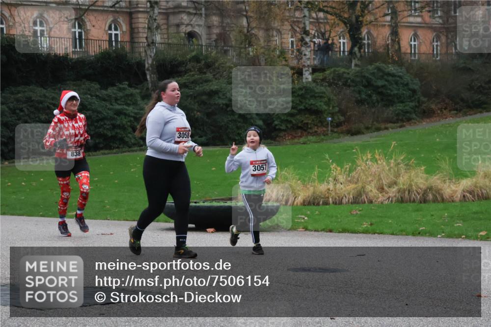 08.12.2024 - St. Pauli X-Mass-Run No. 14 Strokosch-Dieckow http://msf.ph/oto/7506154 08.12.2024 09:41:58 Laufen 838, 3058, 3057 meine-sportfotos.de