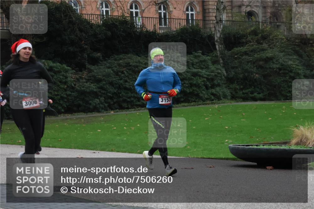 08.12.2024 - St. Pauli X-Mass-Run No. 14 Strokosch-Dieckow http://msf.ph/oto/7506260 08.12.2024 09:42:21 Laufen 3006, 3153 meine-sportfotos.de