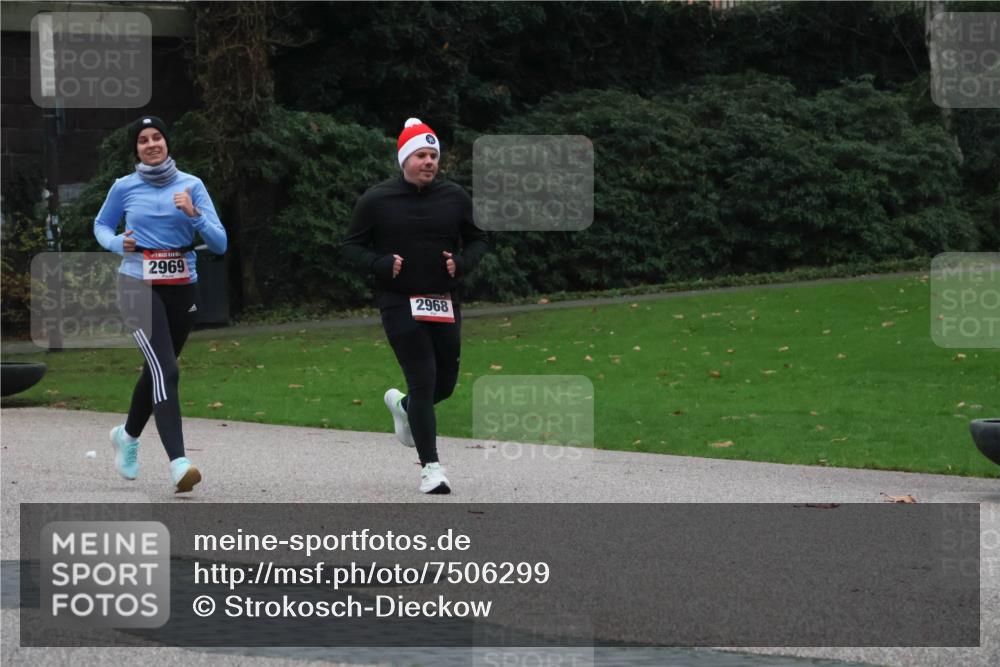 08.12.2024 - St. Pauli X-Mass-Run No. 14 Strokosch-Dieckow http://msf.ph/oto/7506299 08.12.2024 09:42:26 Laufen 2969, 2968 meine-sportfotos.de