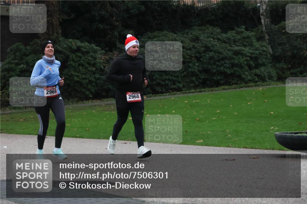 08.12.2024 - St. Pauli X-Mass-Run No. 14 Strokosch-Dieckow http://msf.ph/oto/7506301 08.12.2024 09:42:27 Laufen 2969, 2968 meine-sportfotos.de