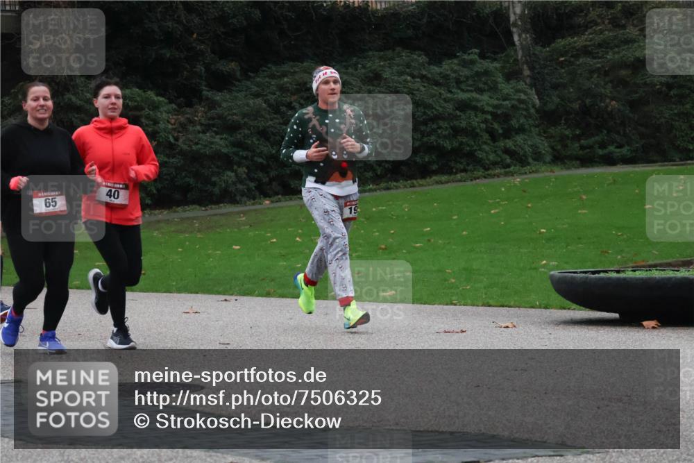 08.12.2024 - St. Pauli X-Mass-Run No. 14 Strokosch-Dieckow http://msf.ph/oto/7506325 08.12.2024 09:42:30 Laufen 65, 40, 19 meine-sportfotos.de